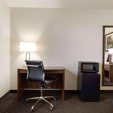 Travelodge By Wyndham Vaughn Kültér fotó