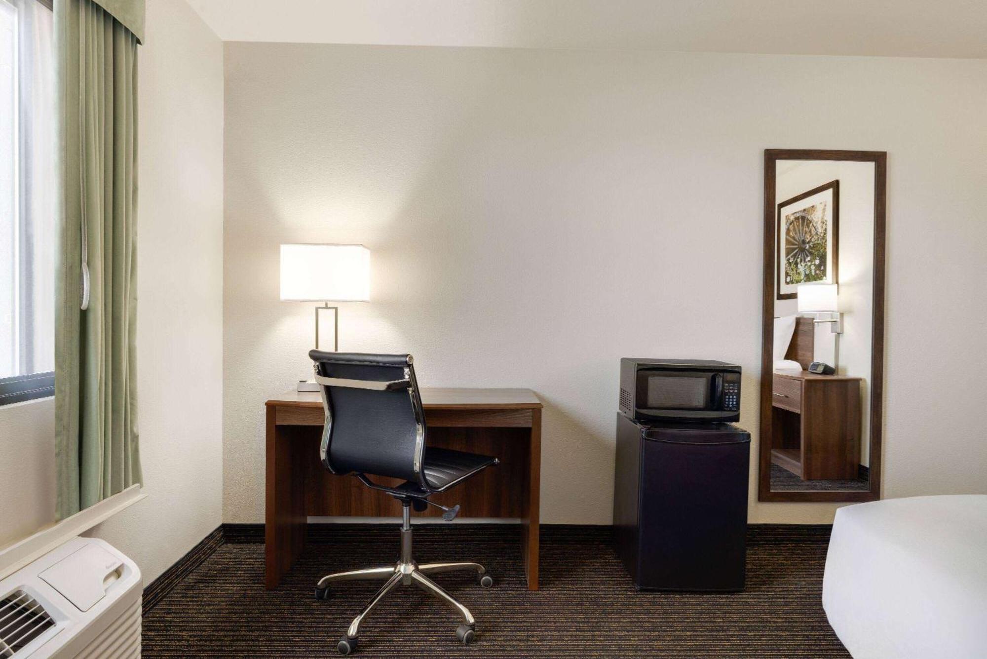 Travelodge By Wyndham Vaughn Kültér fotó